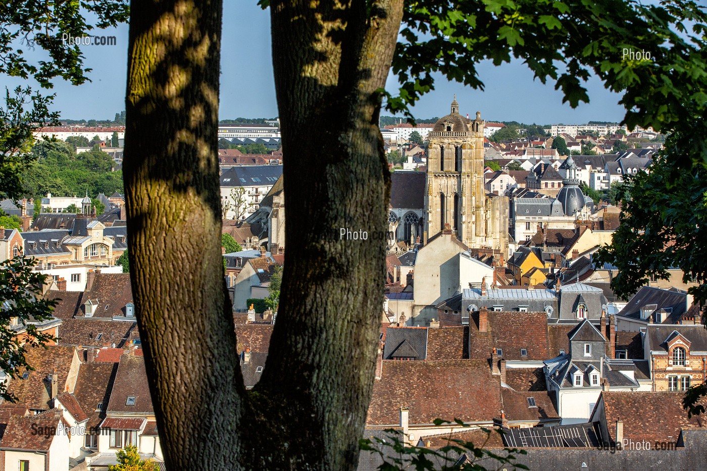 EGLISE SAINT-PIERRE DEPUIS LA CHAPELLE ROYALE, VILLE DE DREUX, EURE-ET-LOIR (28), FRANCE 