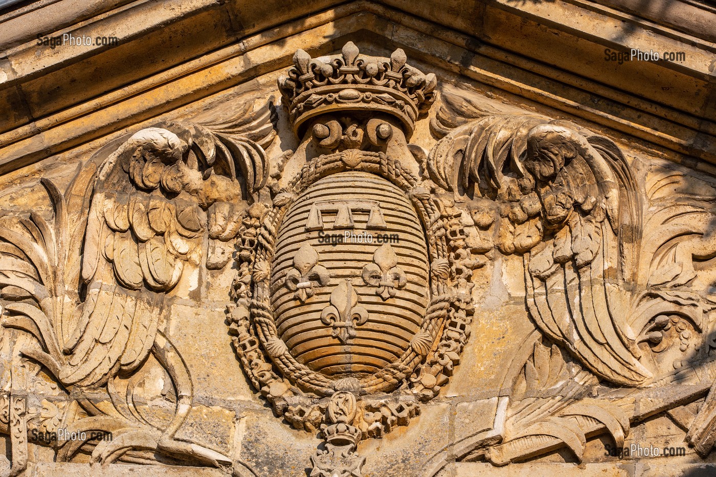 FRONTON DU PORTAIL D'ENTREE DU CHEMIN DE RONDE DE L'ANCIEN CHATEAU, ARMOIRIES DE LA FAMILLE D’ORLEANS, L’ECU D’AZUR A TROIS FLEURS DE LYS D’OR AU LAMBEL D’ARGENT EST SURMONTE DE LA COURONNE ROYALE DE FRANCE, VILLE DE DREUX, EURE-ET-LOIR (28), FRANCE 