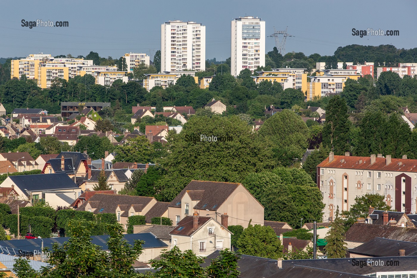 IMMEUBLES D'HABITATION ANCIENS ET MODERNES AVEC AU FOND LES CITES DES CHARMARDS, VILLE DE DREUX, EURE-ET-LOIR (28), FRANCE 