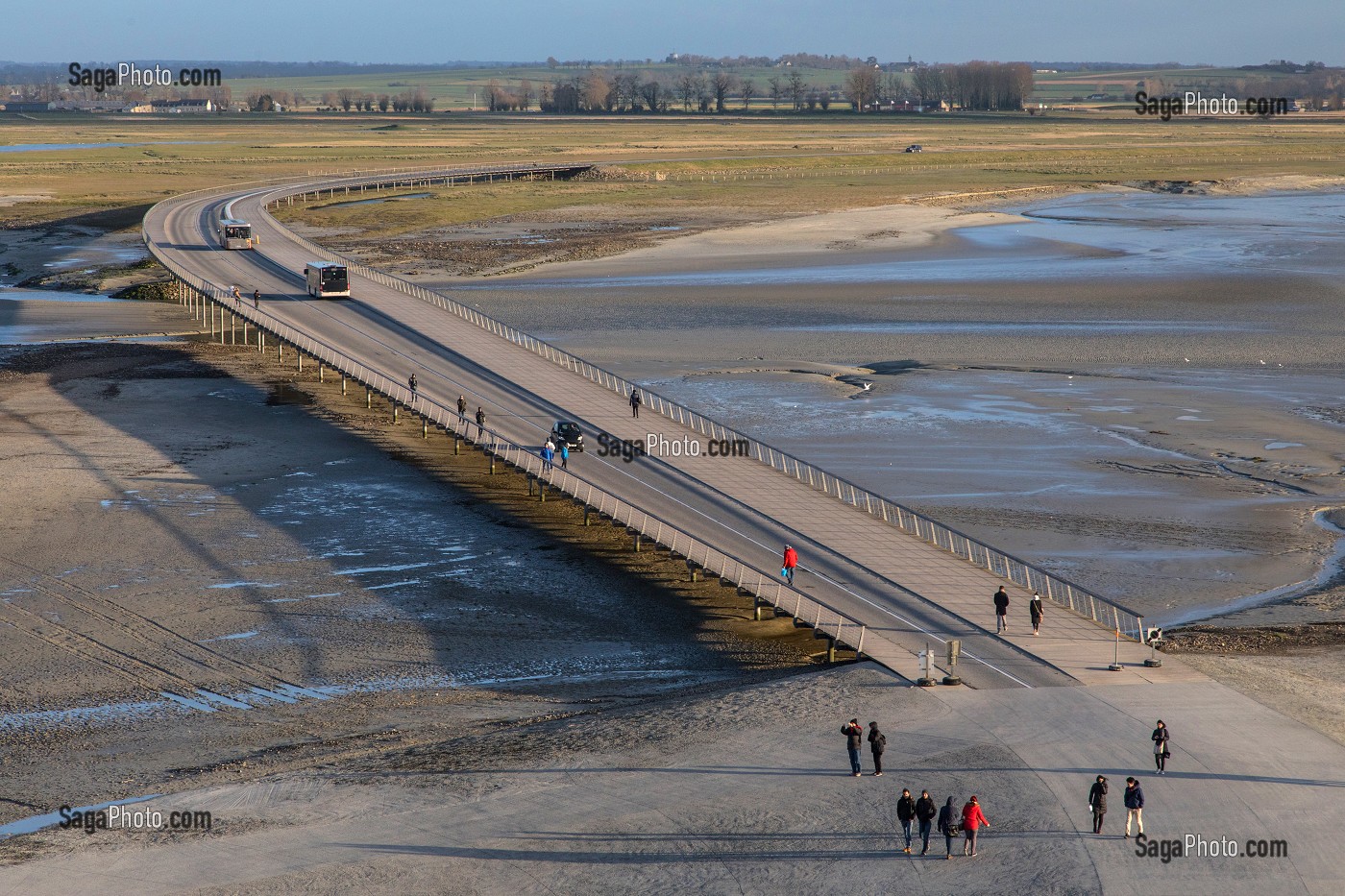 LA DIGUE ET LES NAVETTES DU MONT-SAINT-MICHEL (50), FRANCE 