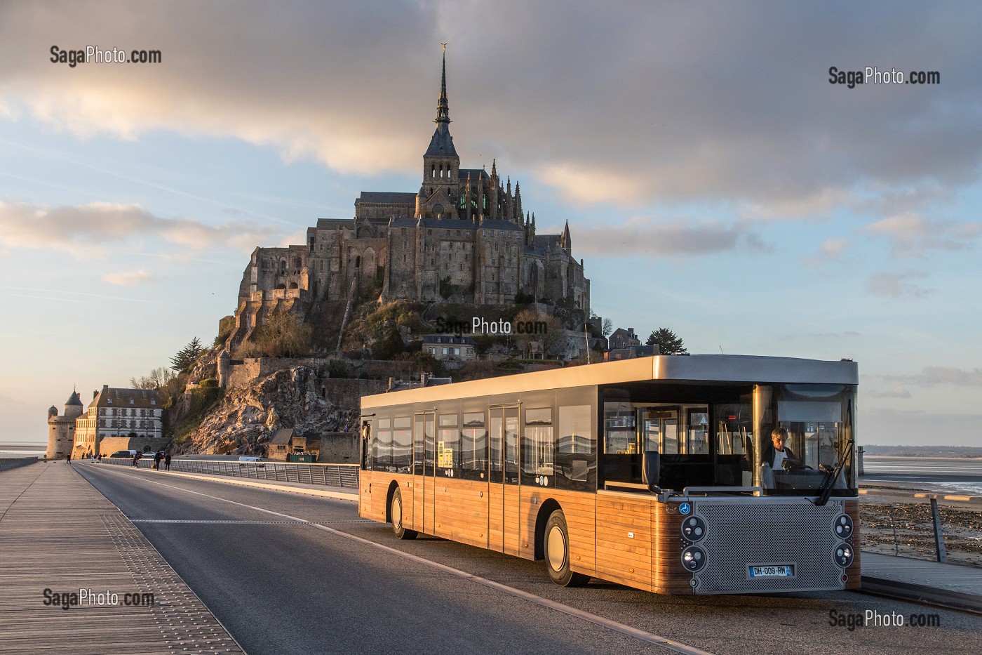 LA DIGUE ET LES NAVETTES DU MONT-SAINT-MICHEL (50), FRANCE 