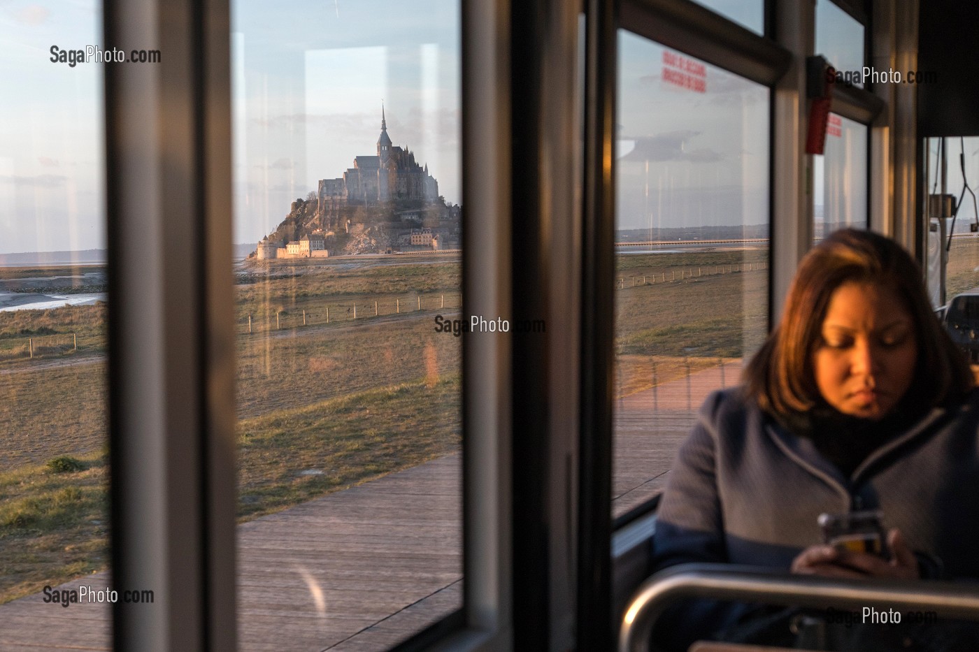 LA DIGUE ET LES NAVETTES DU MONT-SAINT-MICHEL (50), FRANCE 