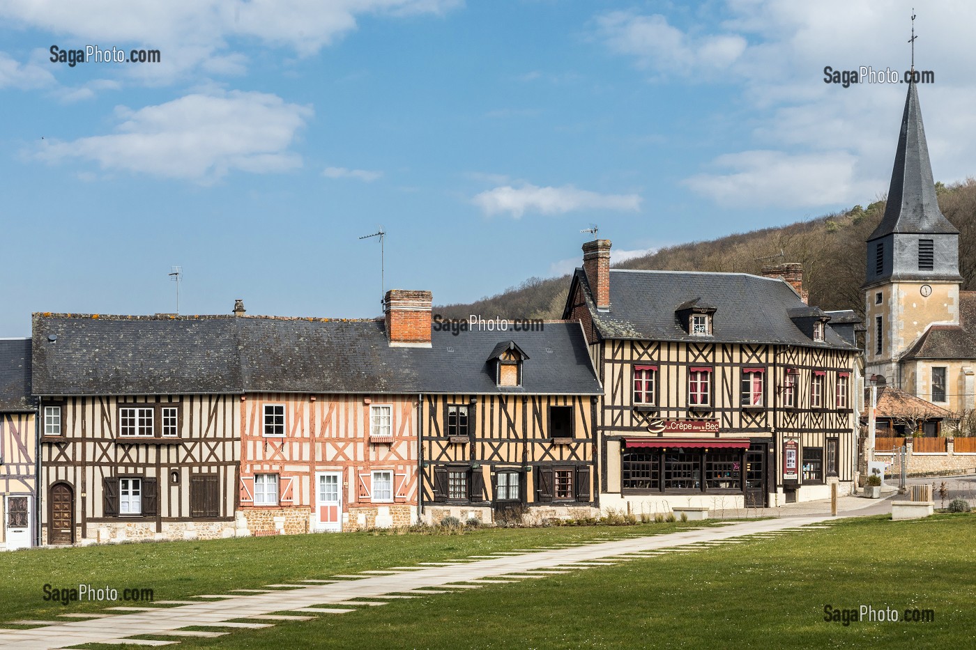 MAISONS A PANS DE BOIS ET EGLISE DU VILLAGE, LE BEC-HELLOUIN (27), FRANCE 