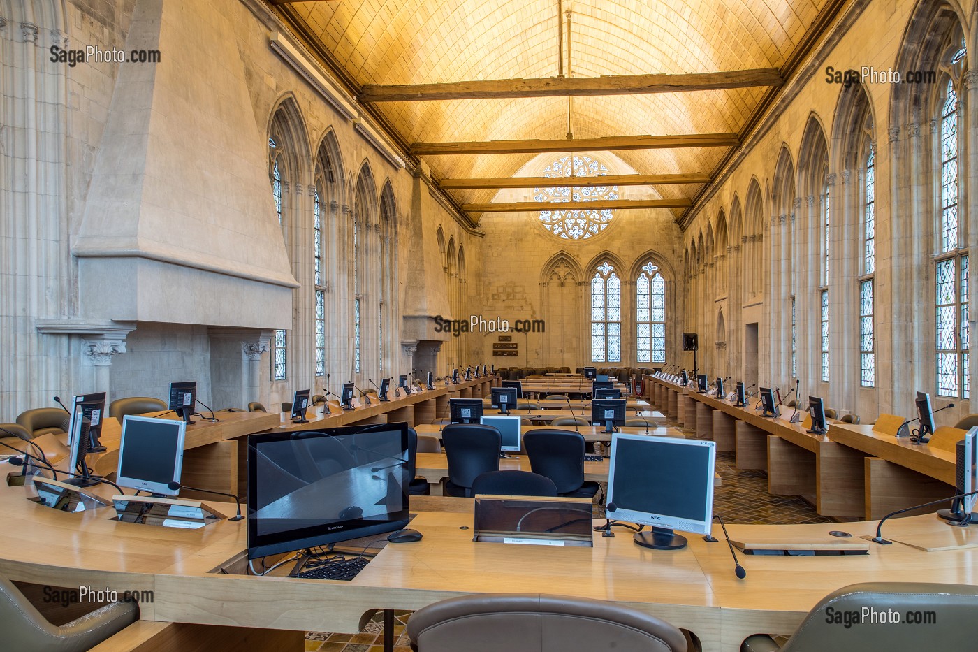 SALLE DES GARDES DU XIV EME SIECLE, DEVENUE LA SALLE DU CONSEIL MUNICIPAL, ABBAYE AUX HOMMES FONDEE AU XI EME SIECLE PAR GUILLAUME LE CONQUERANT ET RECONSTRUIT AU XVIII EME SIECLE, CAEN (14), FRANCE 