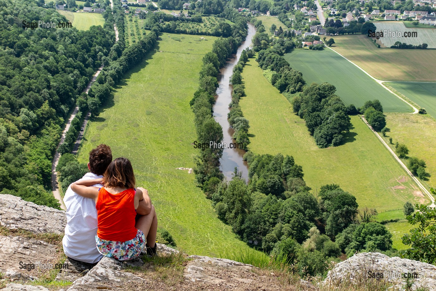 COUPLE DE RANDONNEURS AU-DESSUS DES FALAISES DES GORGES DE L'ORNE, CLECY (14), SUISSE NORMANDE, FRANCE 