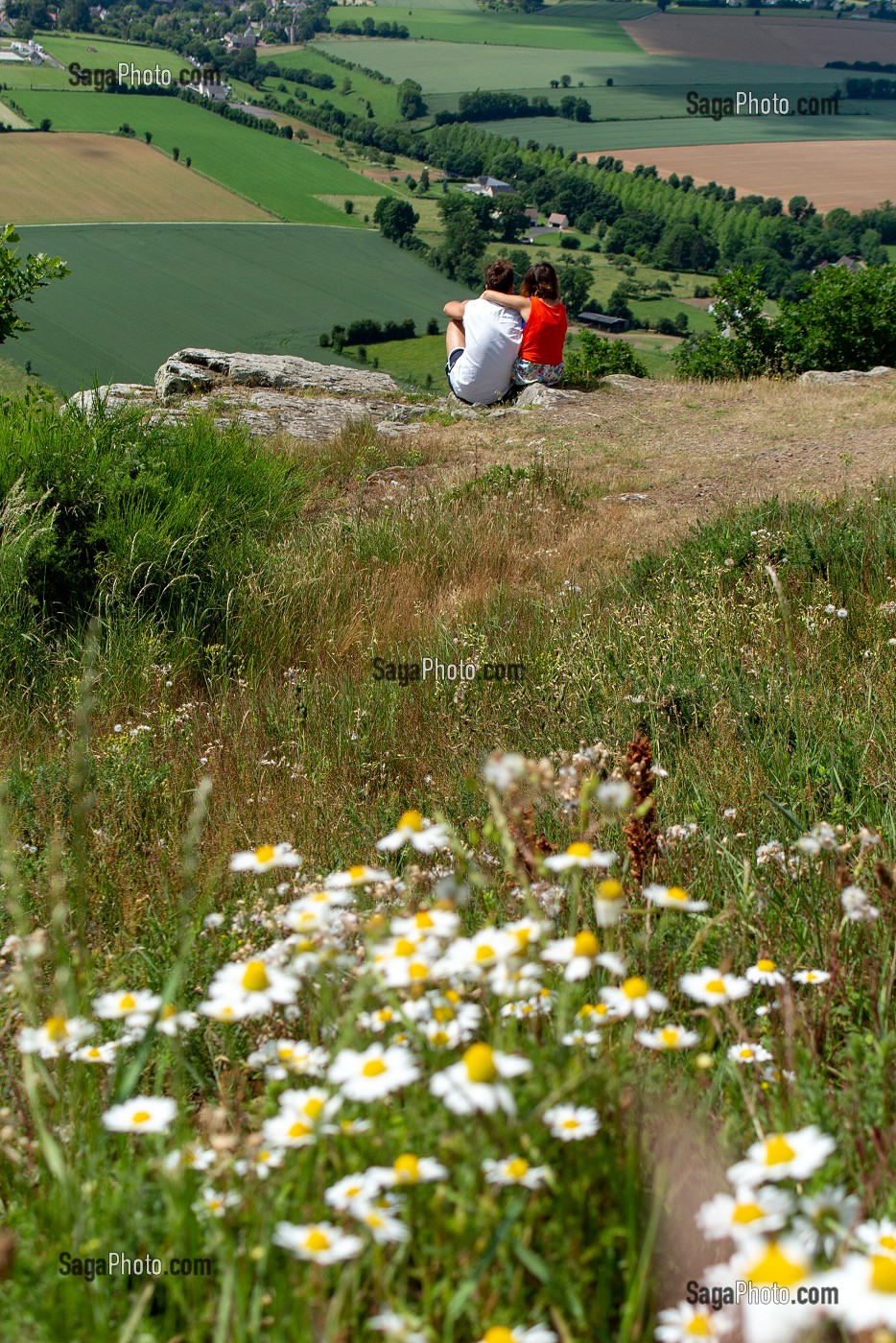 COUPLE DE RANDONNEURS AU-DESSUS DES FALAISES DES GORGES DE L'ORNE, CLECY (14), SUISSE NORMANDE, FRANCE 