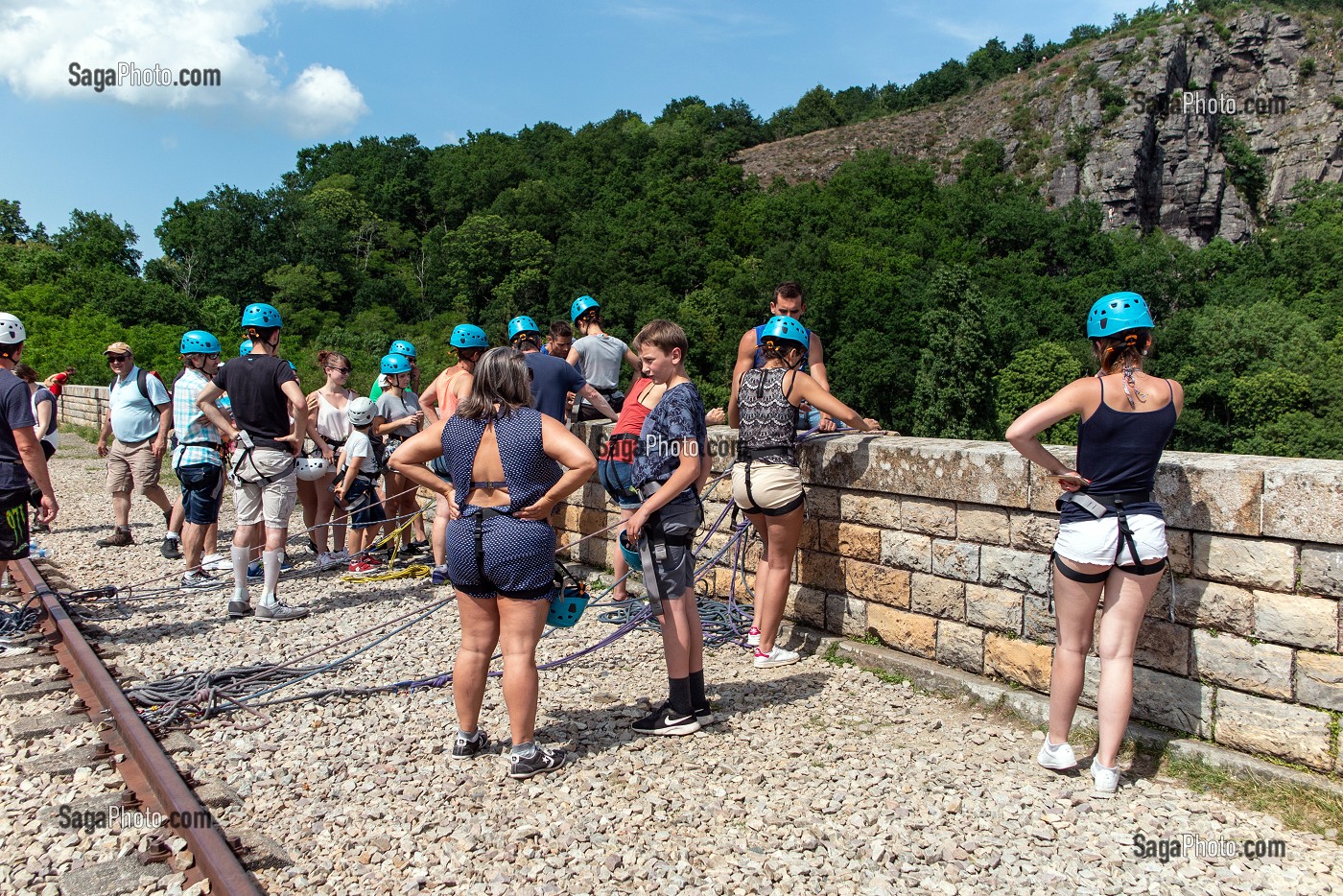 DESCENTE EN RAPPEL SUR LE PONT DE CHEMIN DE FER, CLECY (14), SUISSE NORMANDE, FRANCE 