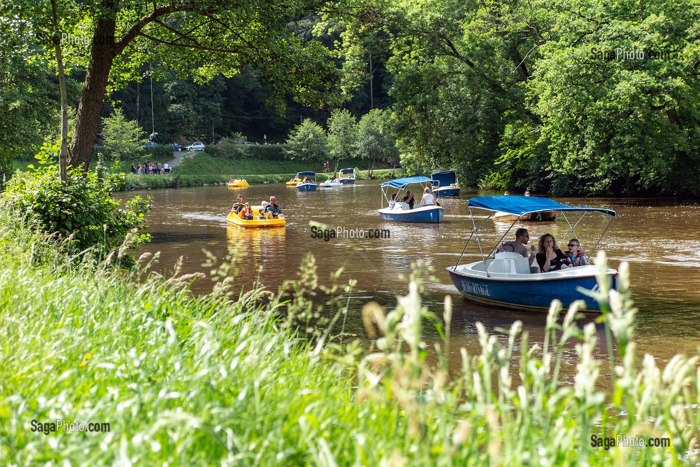 BALADE EN CANOE, BARQUE ET CANOE SUR L'ORNE, CLECY (14), SUISSE NORMANDE, FRANCE 