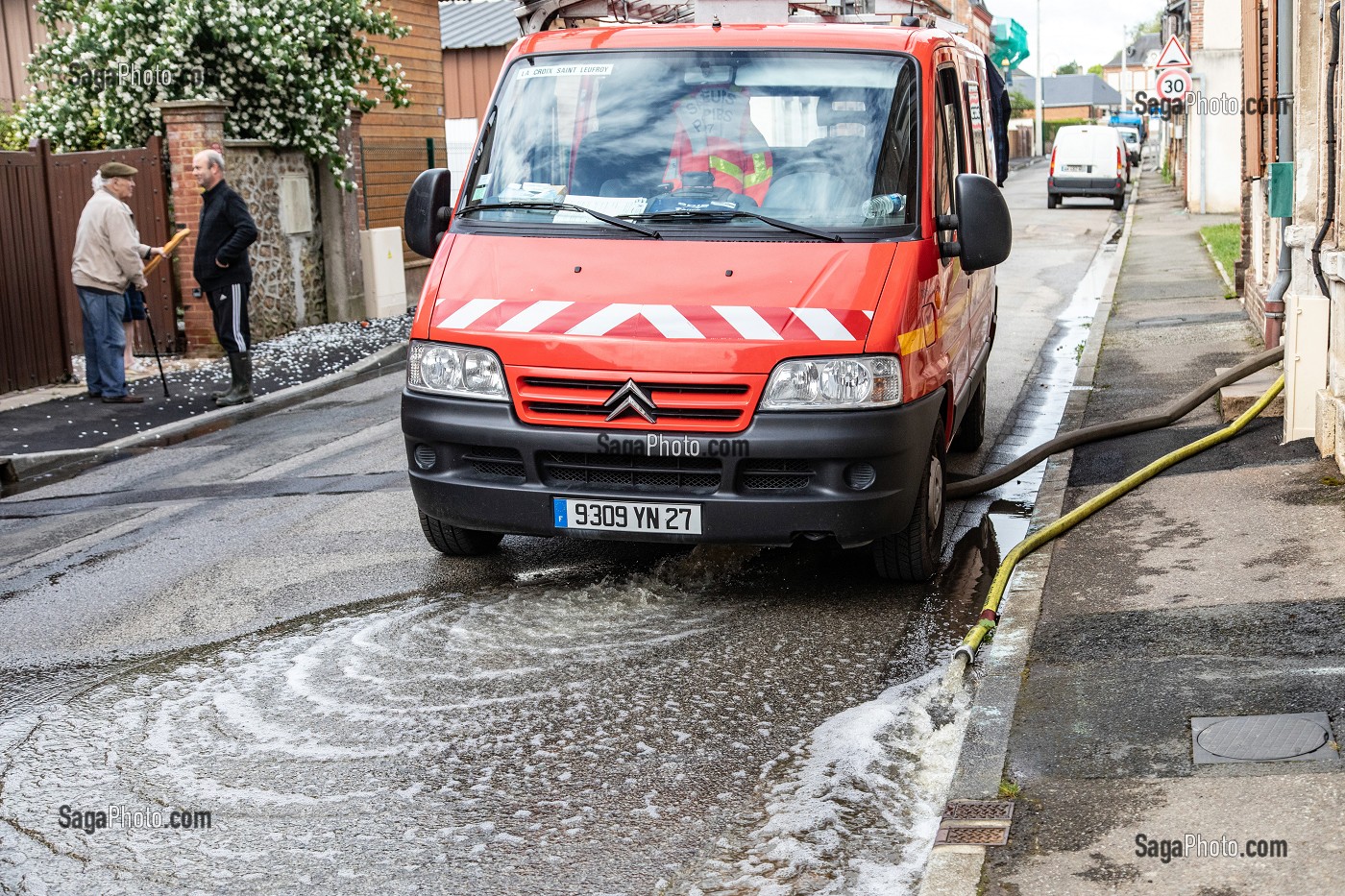 POMPAGE DE CAVE DANS UNE MAISON PAR LES SAPEURS-POMPIERS, INONDATION DANS LE CENTRE-VILLE DE RUGLES (27), FRANCE 