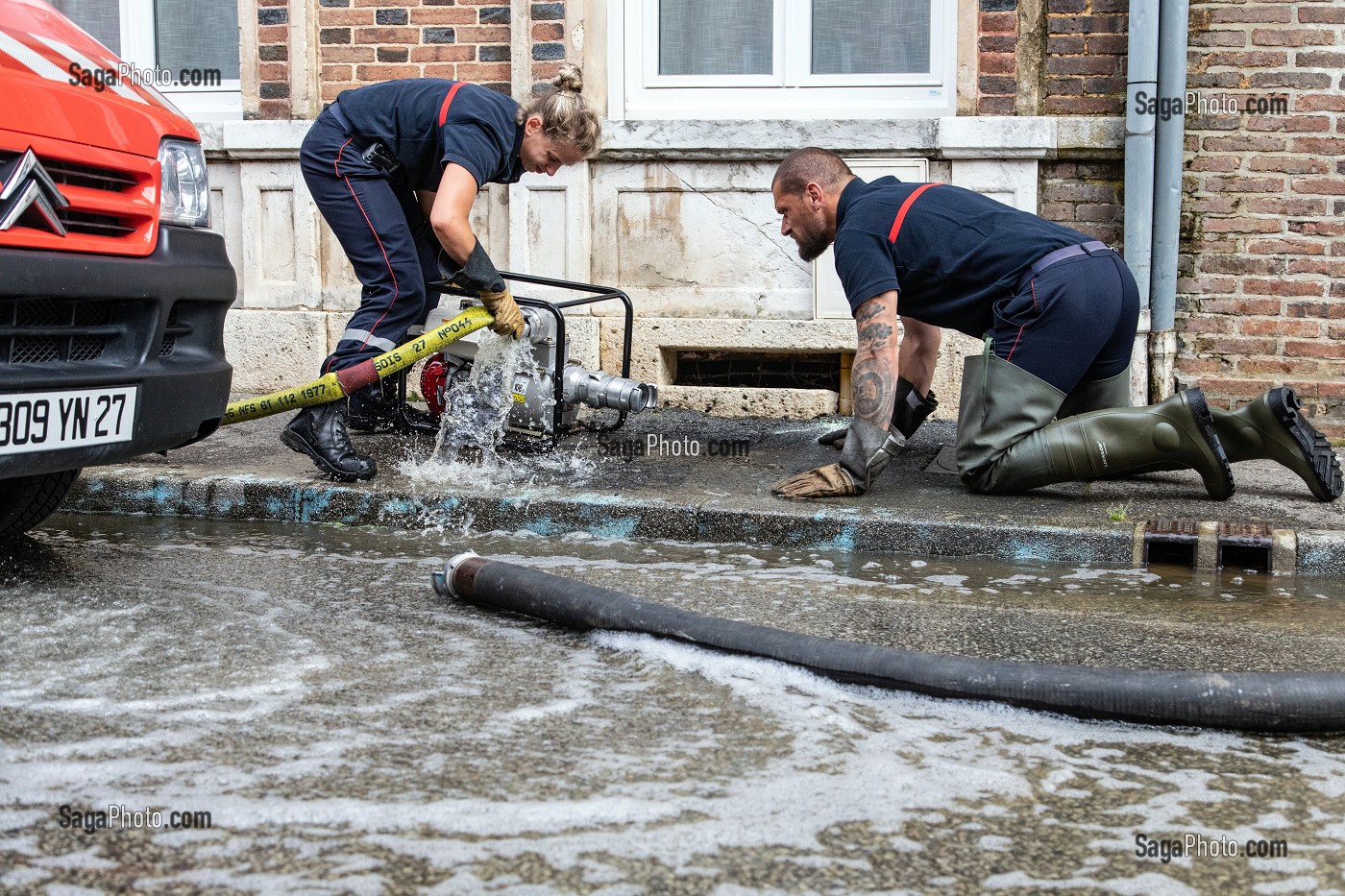 POMPAGE DE CAVE DANS UNE MAISON PAR LES SAPEURS-POMPIERS, INONDATION DANS LE CENTRE-VILLE DE RUGLES (27), FRANCE 