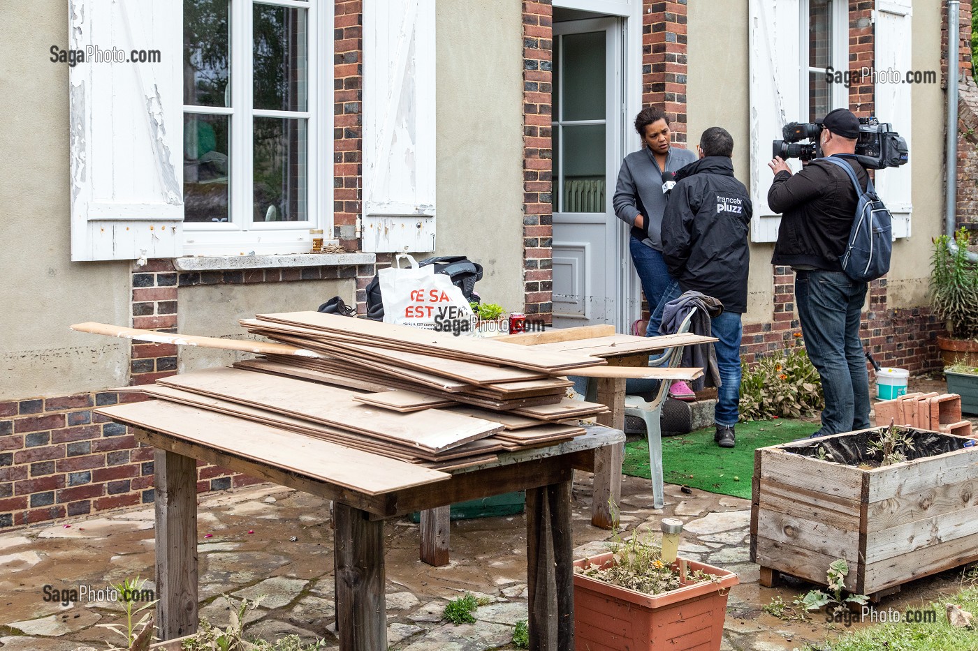 JOURNALISTES EN REPORTAGE POUR FRANCE3 SUR LES INONDATIONS DANS LE CENTRE-VILLE DE RUGLES (27), FRANCE 