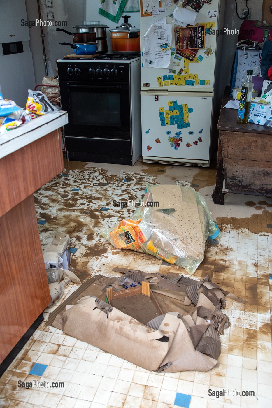 INTERIEUR DE MAISON APRES L'INONDATION DANS LE CENTRE-VILLE DE RUGLES (27), FRANCE 