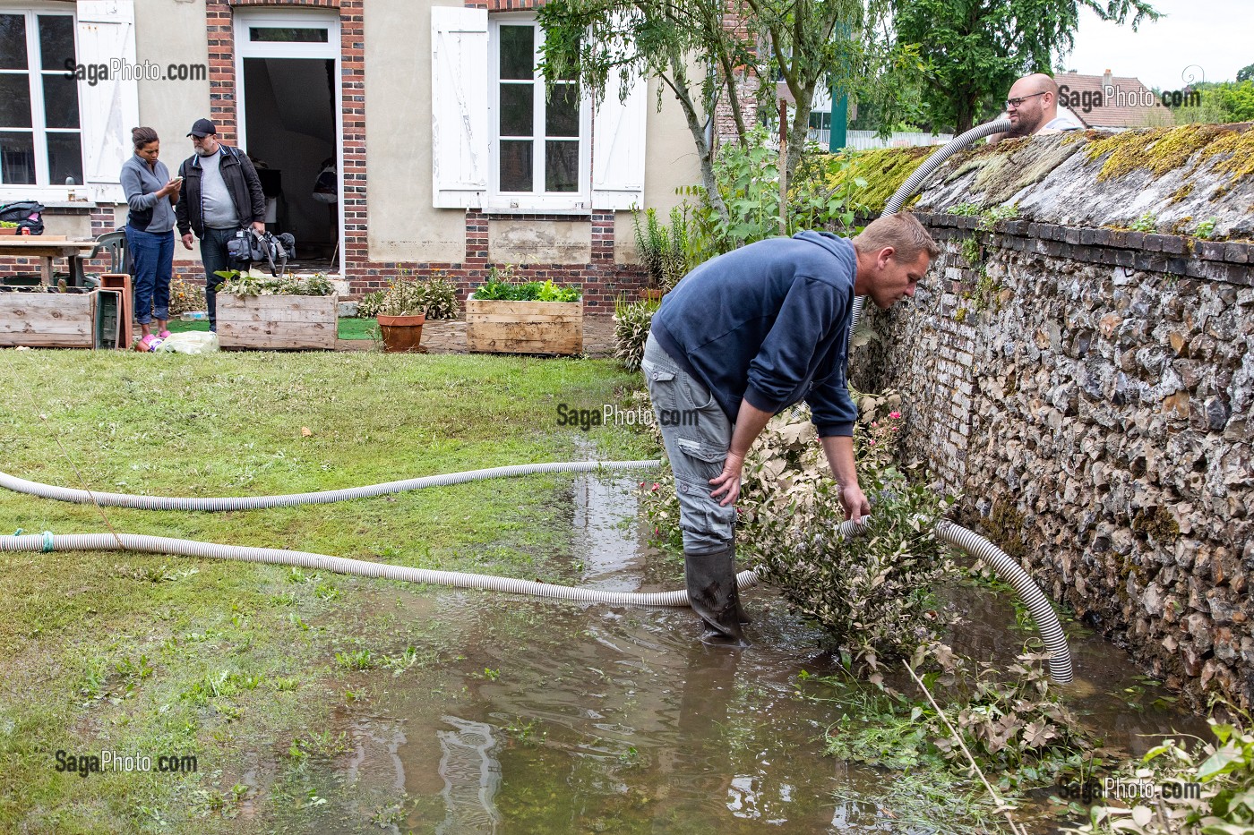 POMPAGE DU JARDIN D'UNE MAISON INDIVIDUELLE PAR LES SERVICES TECHNIQUES, INONDATION DANS LE CENTRE-VILLE DE RUGLES (27), FRANCE 