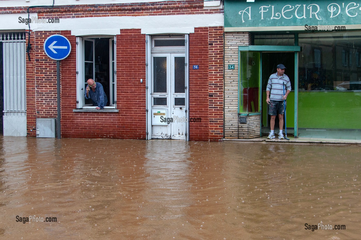 COMMERCANT ET HABITANT DESEMPARES DANS LA RUE PRINCIPALE TRANSFORMEE EN RIVIERE, INONDATION DANS LE CENTRE-VILLE DE RUGLES (27), FRANCE 