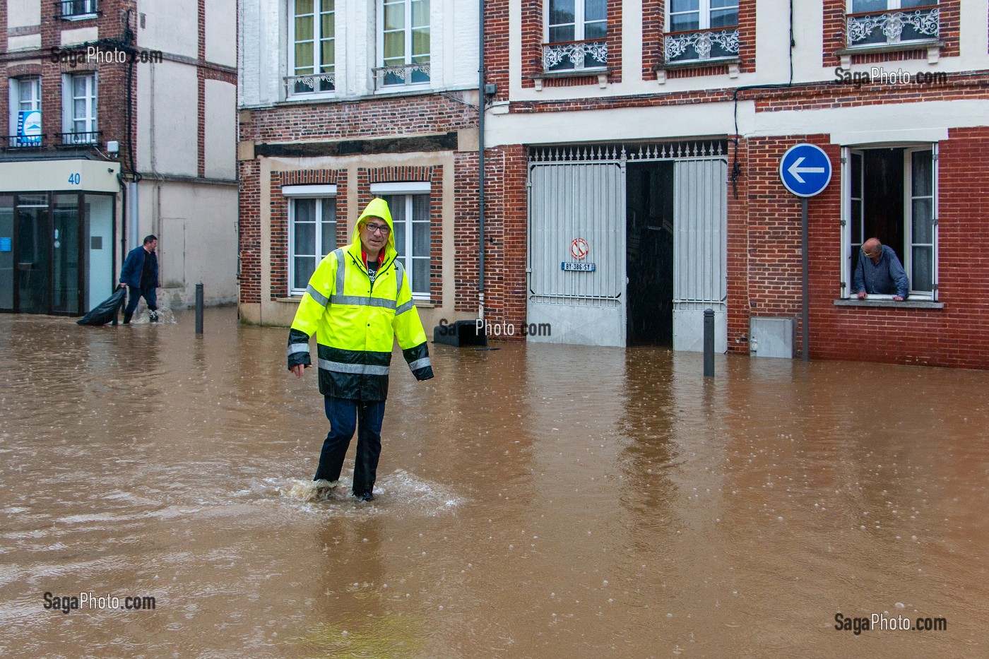 COMMERCANT ET HABITANT DESEMPARES DANS LA RUE PRINCIPALE TRANSFORMEE EN RIVIERE, INONDATION DANS LE CENTRE-VILLE DE RUGLES (27), FRANCE 