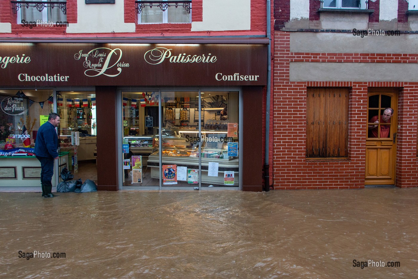 COMMERCANT ET HABITANT DESEMPARES DANS LA RUE PRINCIPALE TRANSFORMEE EN RIVIERE, INONDATION DANS LE CENTRE-VILLE DE RUGLES (27), FRANCE 