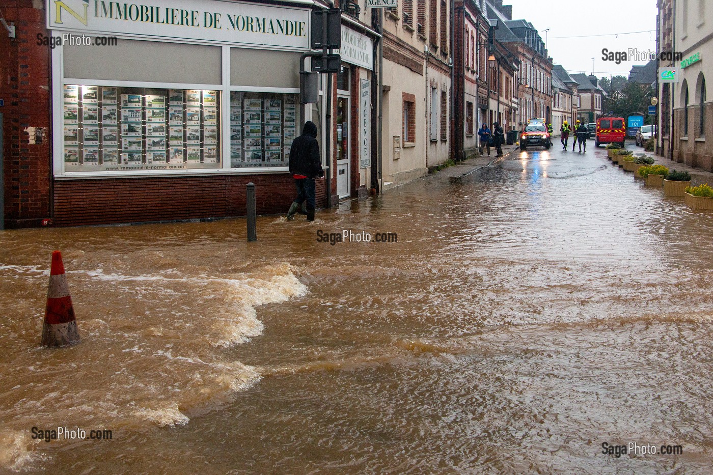 RUE PRINCIPALE TRANSFORMEE EN RIVIERE, INONDATION DANS LE CENTRE-VILLE DE RUGLES (27), FRANCE 