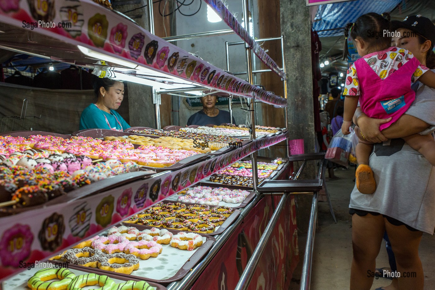 ETALAGE DE BEIGNET, DONUTS, MARCHE DE NUIT, BANG SAPHAN, PROVINCE DE PRACHUAP KHIRI KHAN, THAILANDE 