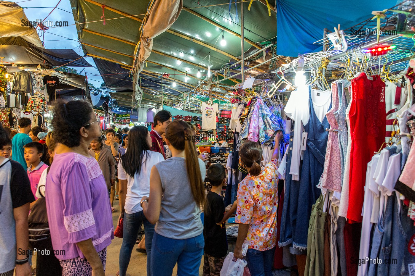 VENTE DE VETEMENTS FEMININS, MARCHE DE NUIT, BANG SAPHAN, PROVINCE DE PRACHUAP KHIRI KHAN, THAILANDE 