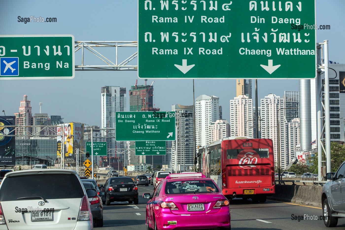 TRAFIC SATURE SUR UNE VOIE RAPIDE, BANGKOK, THAILANDE 