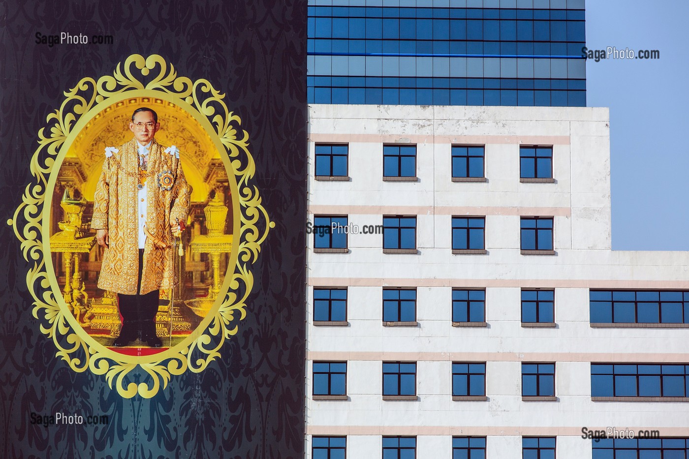 PORTRAIT DU ROI RAMA IX (1927-2016) AFFICHE POUR SA MORT SUR LES BUILDINGS ET GRATTE-CIELS DE LA VILLE DE BANGKOK, THAILANDE 