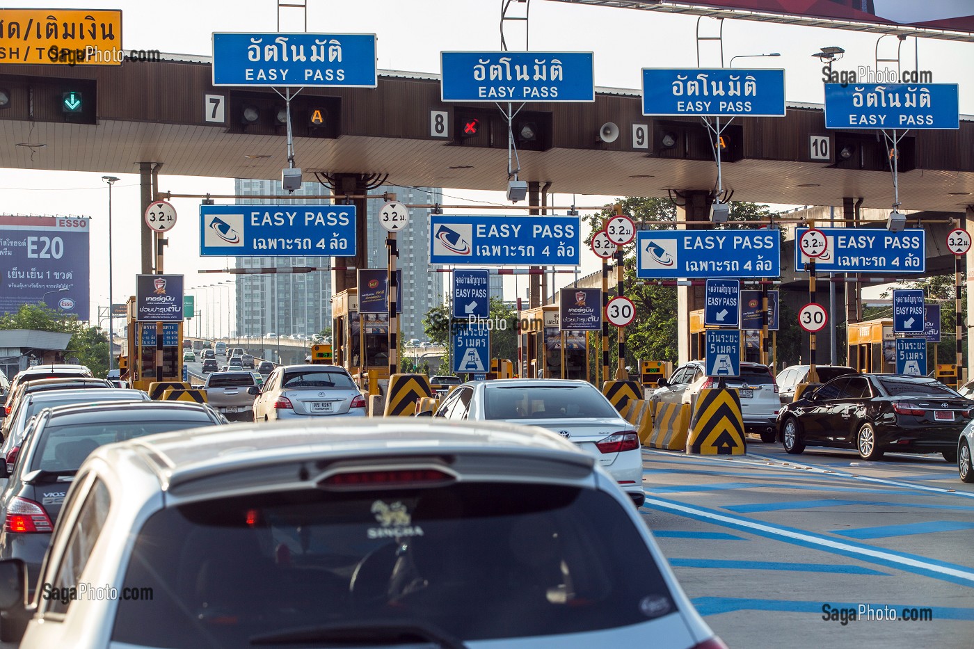 VOITURES ATTENDANT A UN PEAGE, TRAFIC AUTOMOBILE, BANGKOK, THAILANDE 