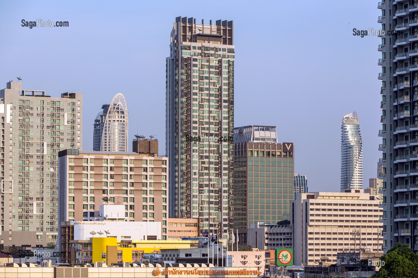 VUE PANORAMIQUE DES BUILDINGS ET GRATTE-CIELS DE LA VILLE DE BANGKOK, THAILANDE 