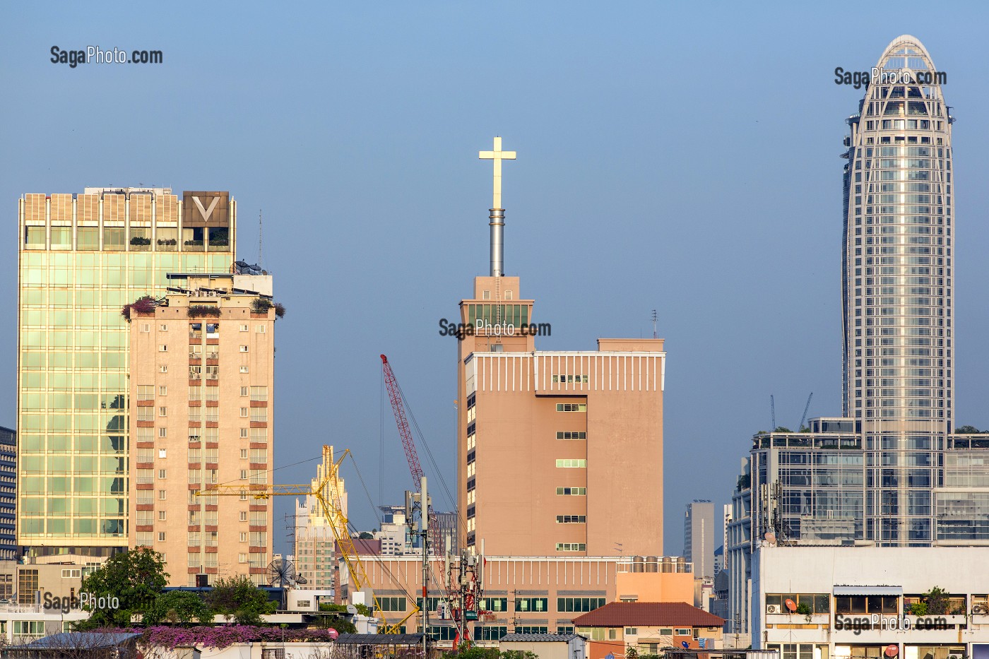 EGLISE ET GRATTE-CIEL CENTARA GRAND AT CENTRAL WORLD, VUE PANORAMIQUE DES BUILDINGS ET GRATTE-CIELS DE LA VILLE DE BANGKOK, THAILANDE 