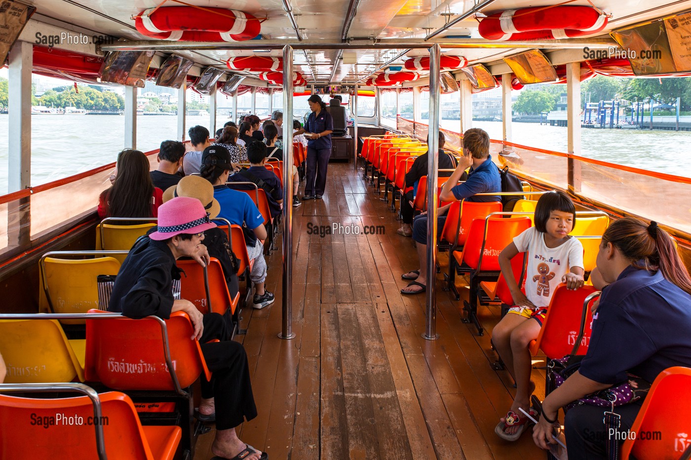 BATEAU BUS, FERRY SUR LE FLEUVE CHAO PHRAYA, VISITE DE LA VILLE EN BATEAU SUR LE FLEUVE CHAO PHRAYA, BANGKOK, THAILANDE, ASIE 