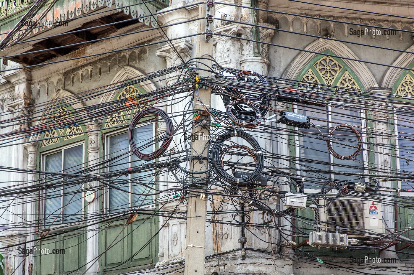 CABLES ELECTRIQUES, FACADE DES HABITATIONS, RUES DE BANGKOK, THAILANDE, ASIE 
