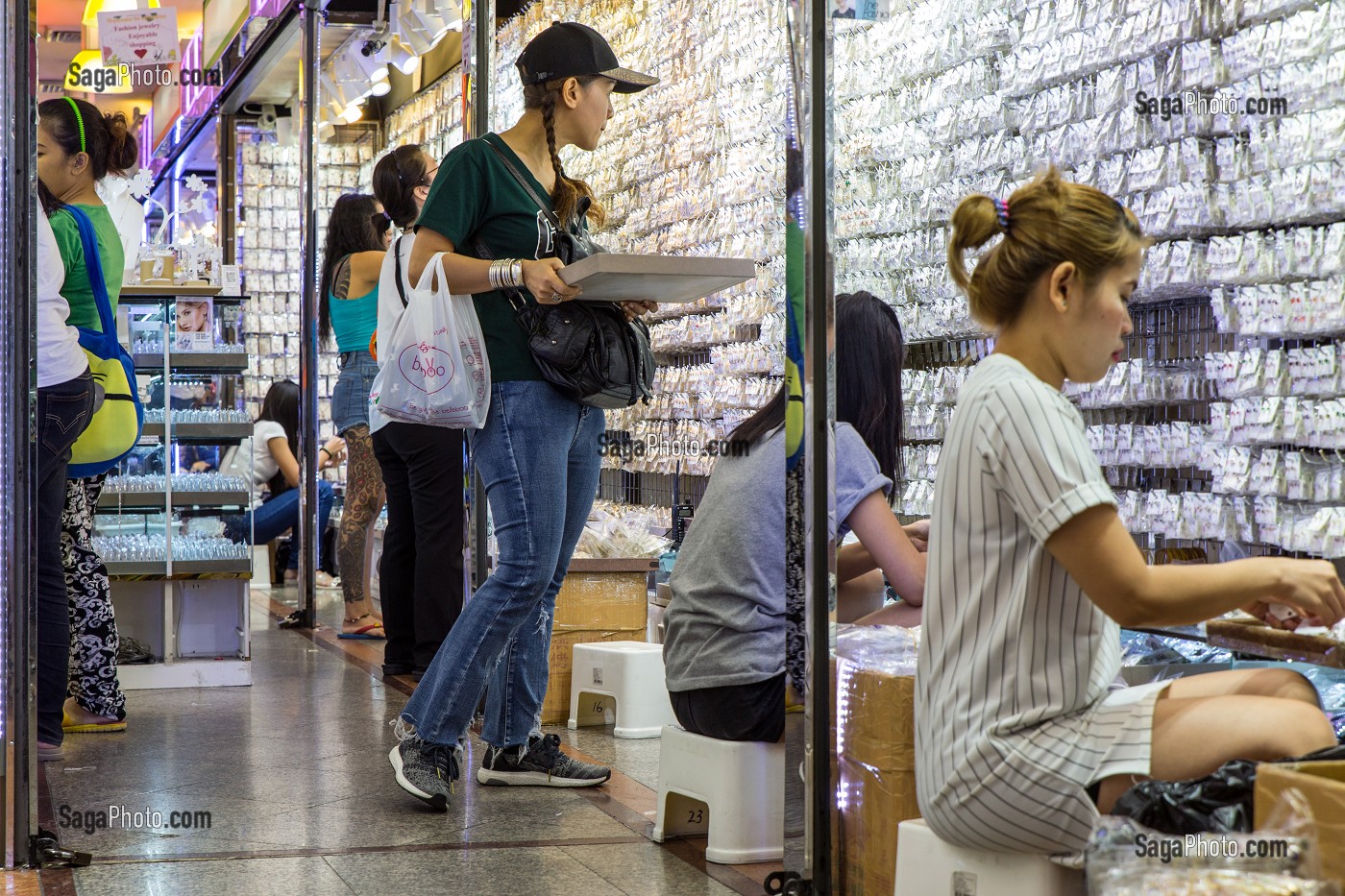 JEUNES FEMMES DANS UNE BOUTIQUE DE BIJOUX, VILLE DE BANGKOK, THAILANDE 