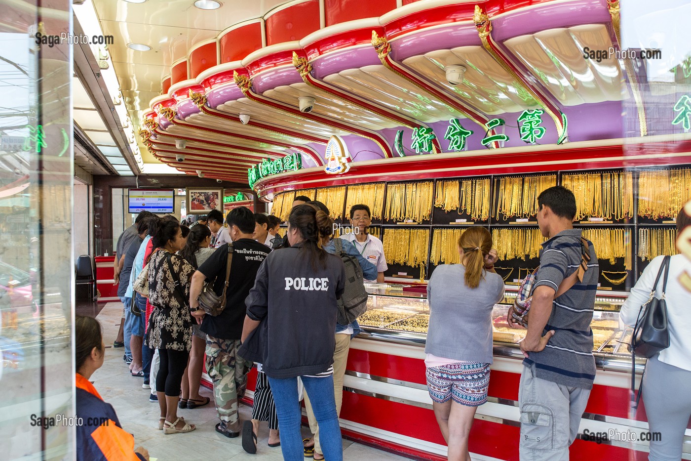 AFFLUENCE DE CLIENTS DANS UNE BOUTIQUE DE BIJOUX EN OR, VILLE DE BANGKOK, THAILANDE 