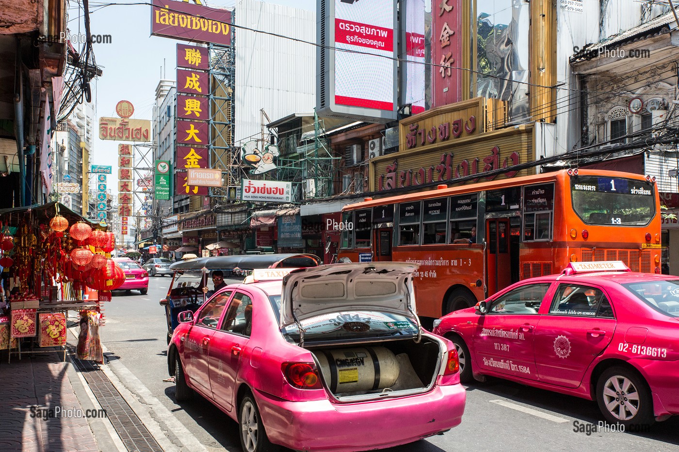 TAXIS OFFICIELS DE LA VILLE, CIRCULATION ROUTIERE DANS LE QUARTIER CHINOIS (CHINATOWN), BANGKOK, THAILANDE 
