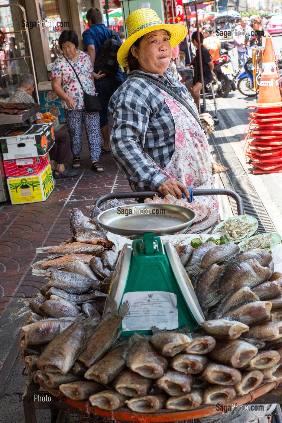 COMMERCE DE POISSONS SECHES DANS LA RUE, BANGKOK, THAILANDE 
