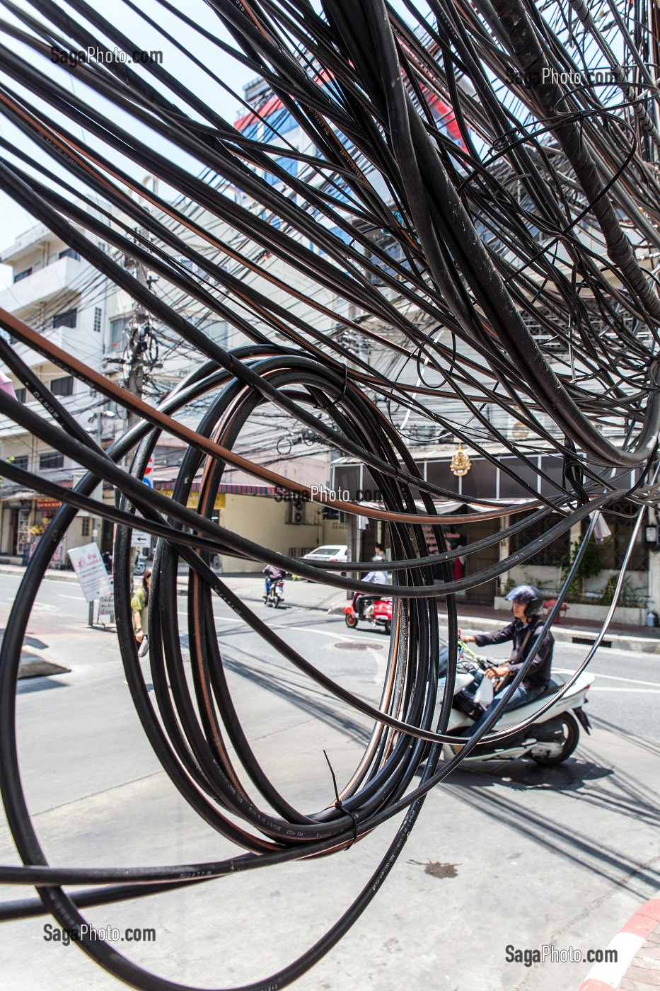CABLES ELECTRIQUES, FACADE DES HABITATIONS, RUES DE BANGKOK, THAILANDE, ASIE 