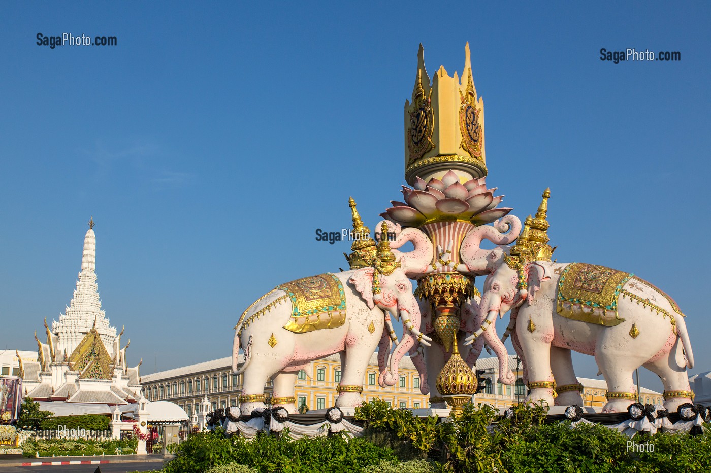 ELEPHANTS ROSES, STATUES A LA SYMBOLIQUE RELIGIEUSE, BOUDDHISTE, A COTE DU PALAIS ROYAL, BANGKOK, THAILANDE, ASIE 