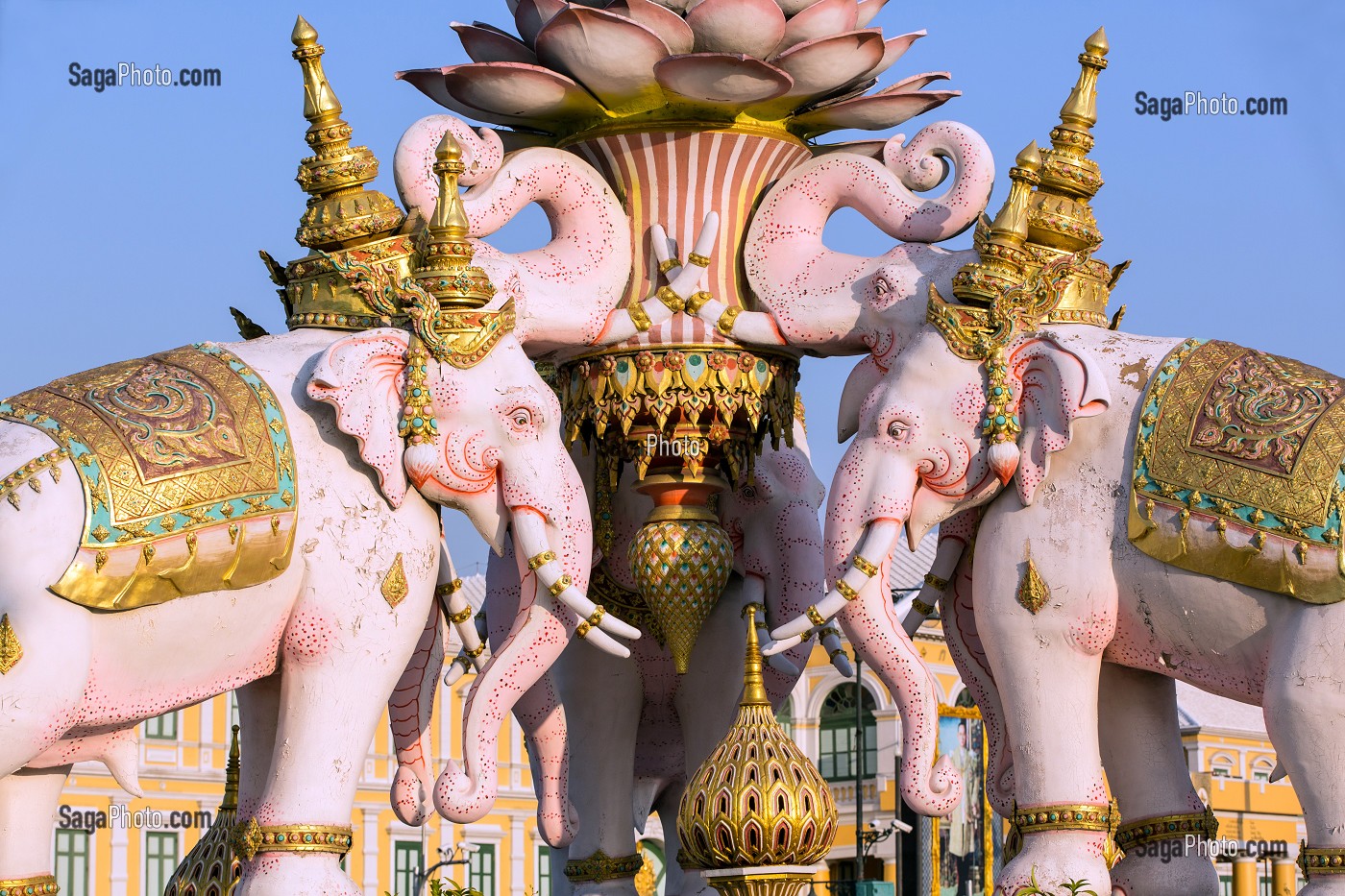 ELEPHANTS ROSES, STATUES A LA SYMBOLIQUE RELIGIEUSE, BOUDDHISTE, A COTE DU PALAIS ROYAL, BANGKOK, THAILANDE, ASIE 