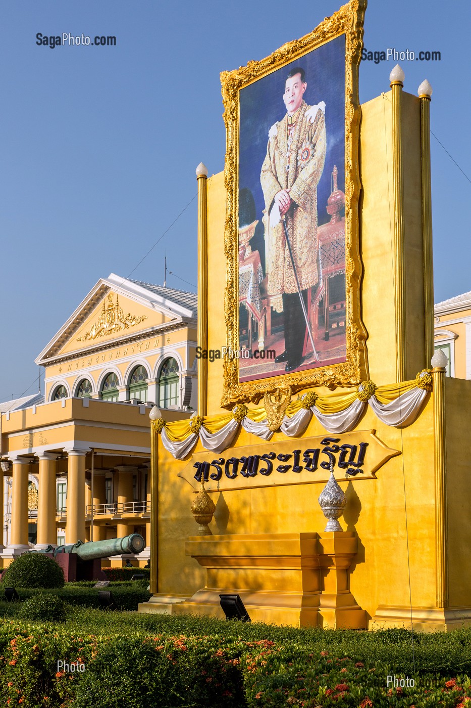 PORTRAIT GEANT DU ROI RAMA X DEVANT LE BATIMENT DU MINISTERE DE LA DEFENSE, BATIMENT JAUNE, BANGKOK, THAILANDE, ASIE 