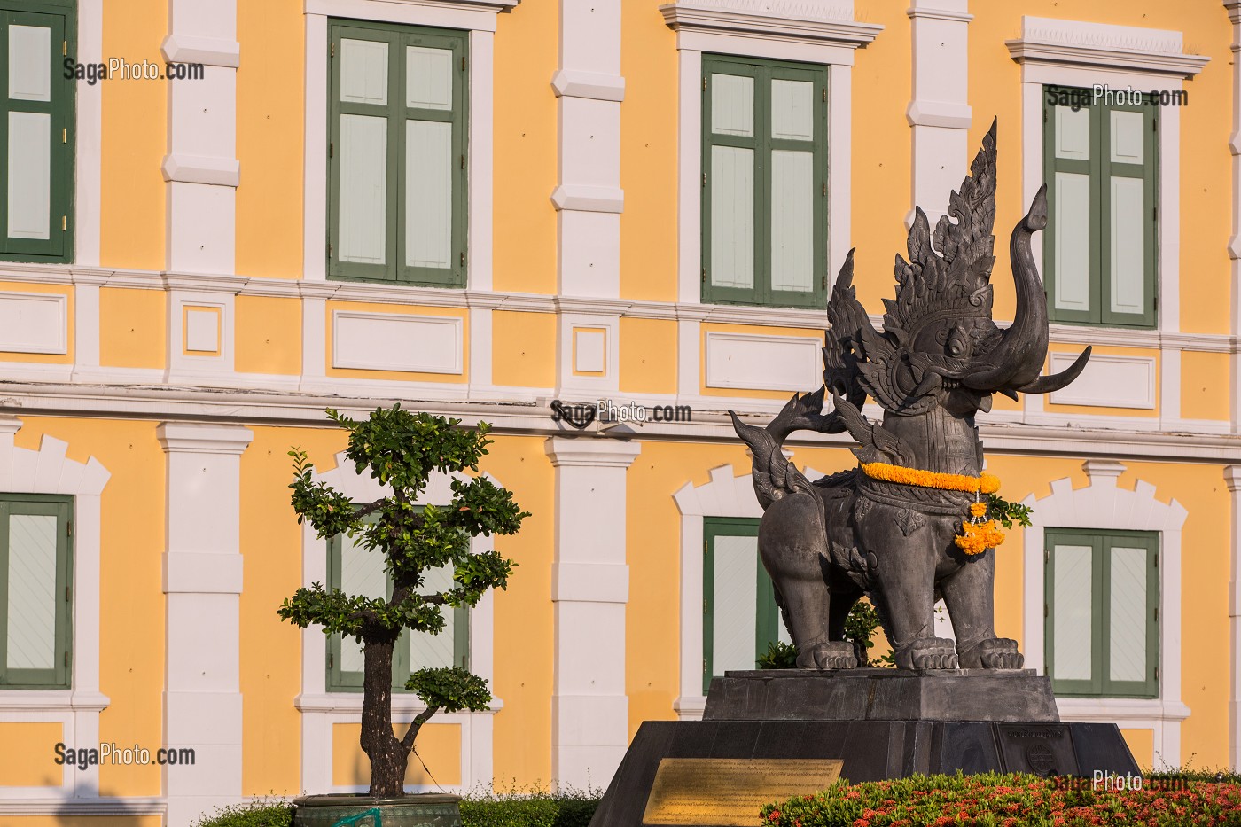 STATUE D'ELEPHANT COURONNE DEVANT LE BATIMENT DU MINISTERE DE LA DEFENSE, BATIMENT JAUNE, BANGKOK, THAILANDE, ASIE 