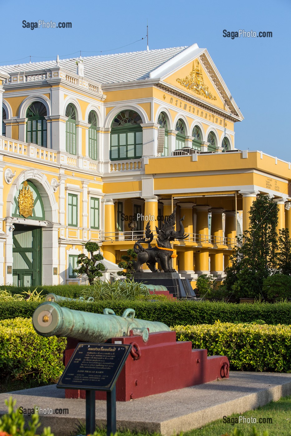 CANON DEVANT LE BATIMENT DU MINISTERE DE LA DEFENSE, BATIMENT JAUNE, BANGKOK, THAILANDE, ASIE 