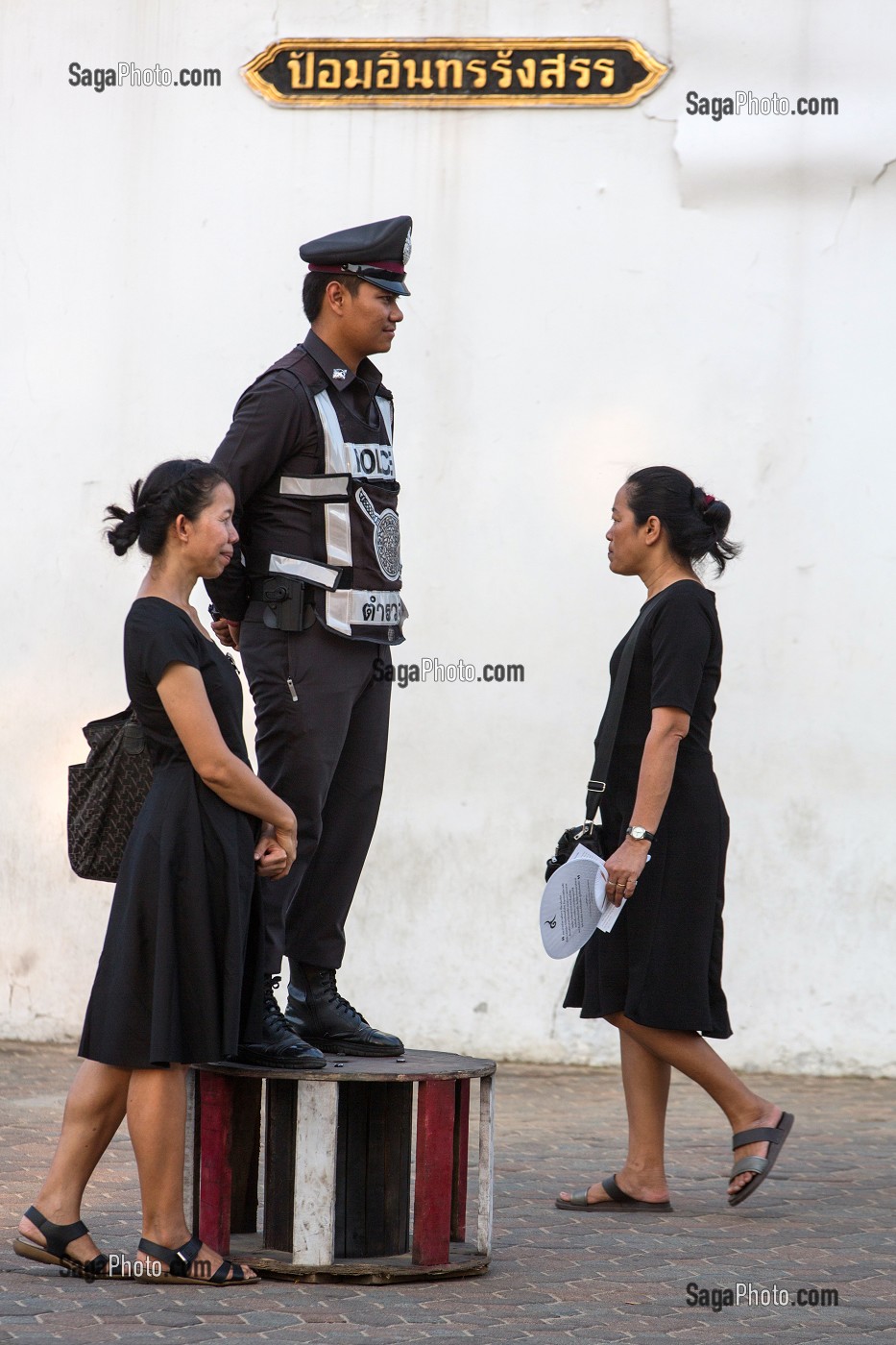 SCENE DE RUE DEVANT LE PALAIS ROYAL, VILLE DE BANGKOK, THAILANDE 