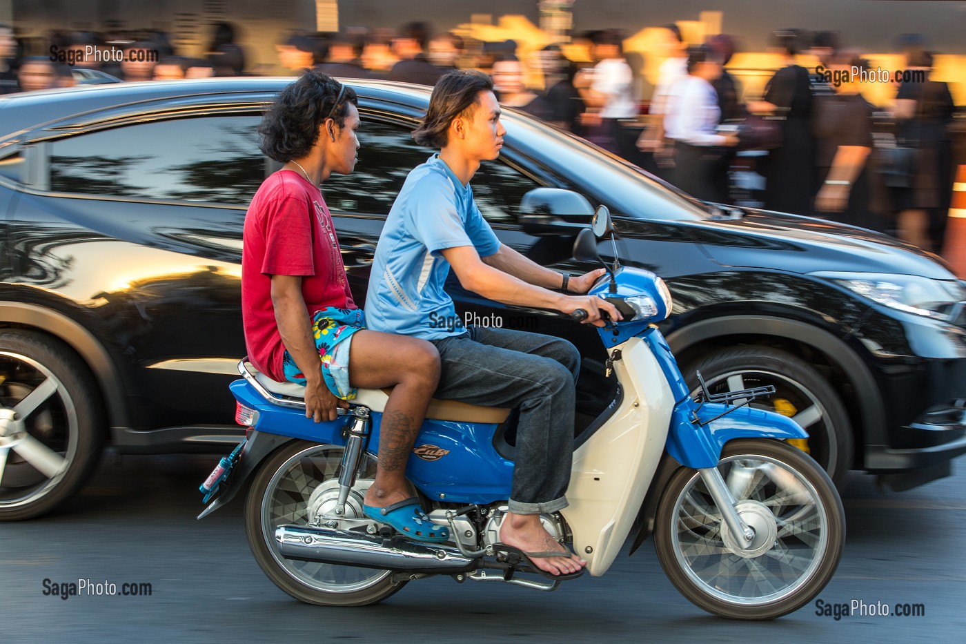 JEUNES GARCONS SUR UN SCOOTER DANS LA RUE, BANGKOK, THAILANDE 