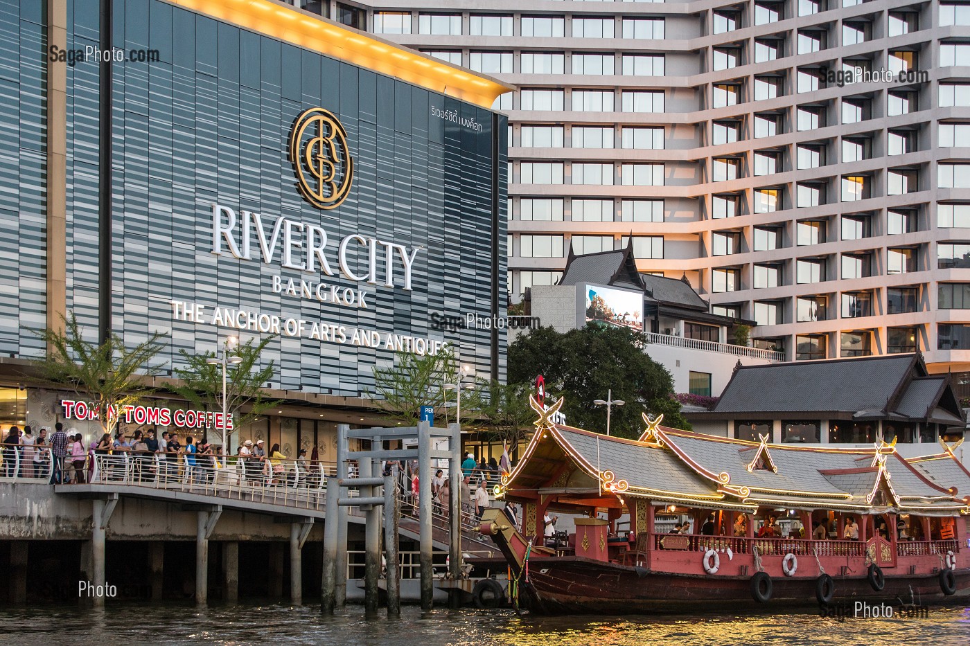 VISITE DE LA VILLE EN BATEAU SUR LE FLEUVE CHAO PHRAYA, CENTRE COMMERCIAL RIVER CITY, BANGKOK, THAILANDE, ASIE 