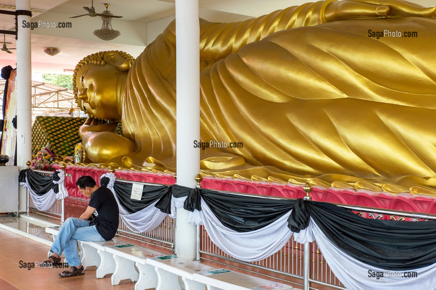 SCULPTURE GEANTE DU BOUDDHA COUCHE DANS LE TEMPLE WAT WORACHANYAWAS, TERMINAL DE FERRY, BANGKOK, THAILANDE, ASIE 