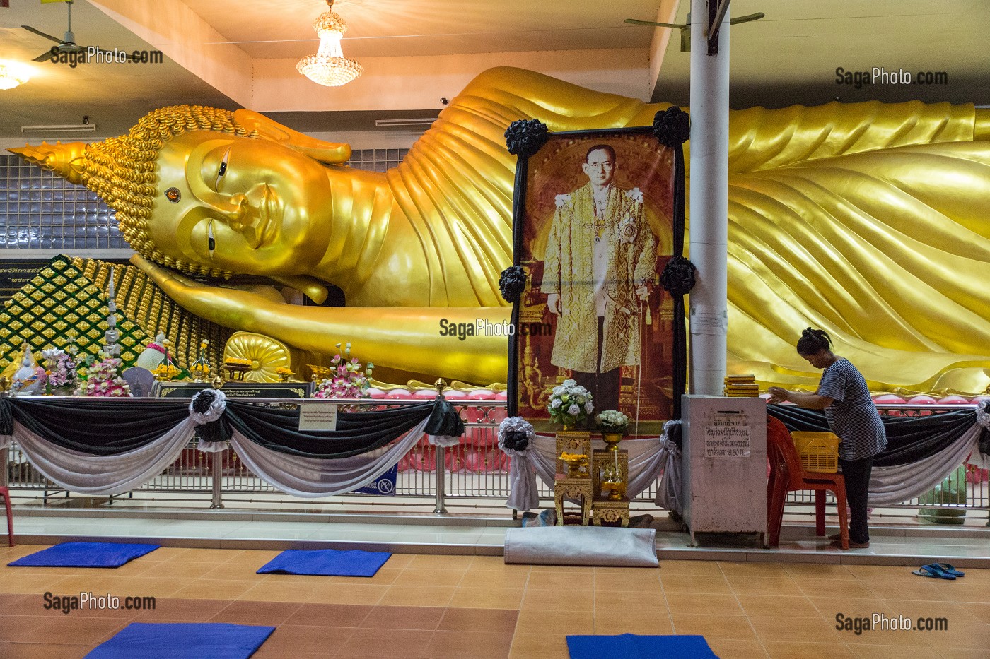 SCULPTURE GEANTE DU BOUDDHA COUCHE DANS LE TEMPLE WAT WORACHANYAWAS, TERMINAL DE FERRY, BANGKOK, THAILANDE, ASIE 