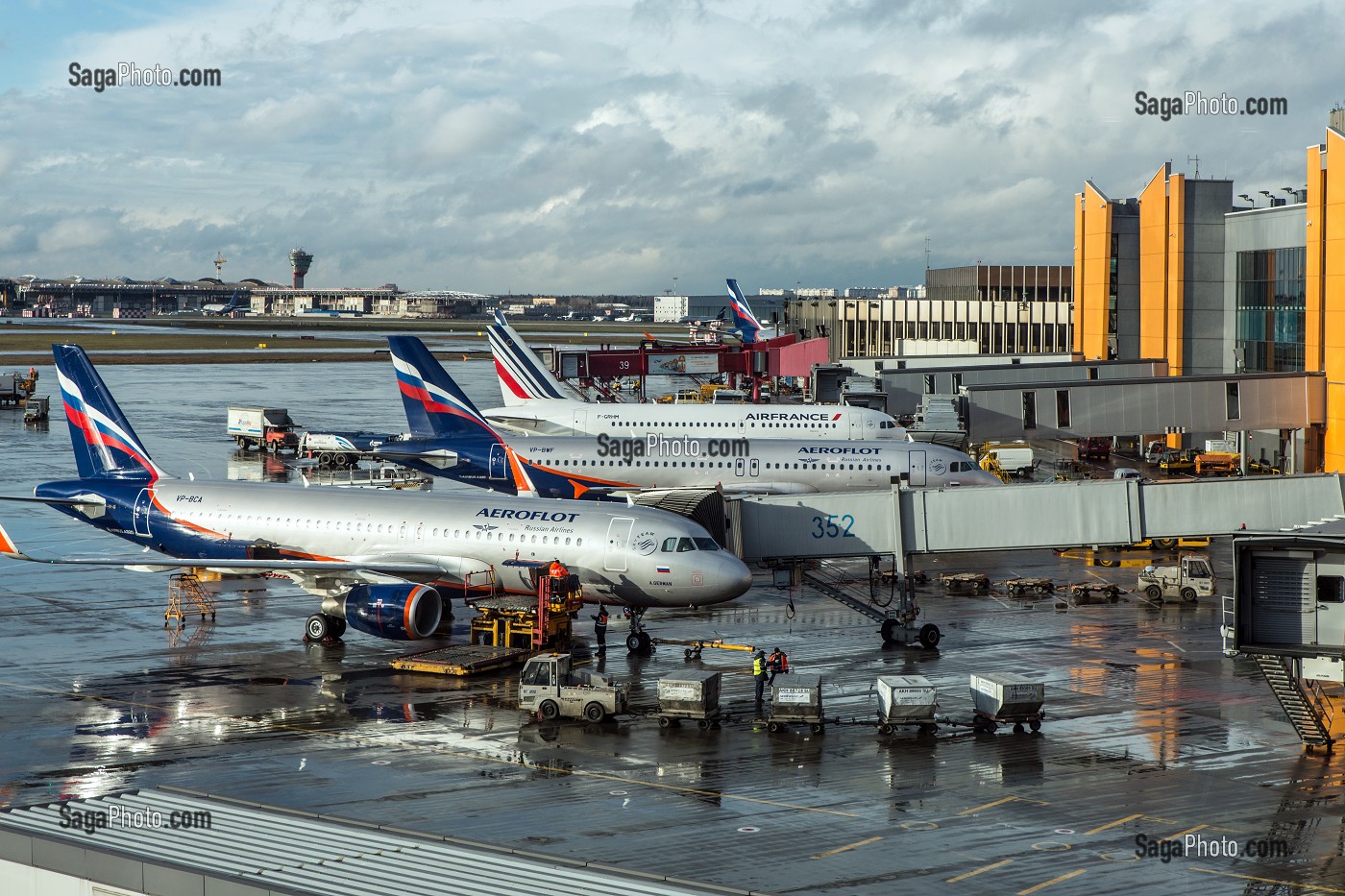AVION DE LA COMPAGNIE AERIENNE AEROFLOT ET AIR FRANCE SUR LE TARMAC DE L'AEROPORT DE MOSCOU, RUSSIE, EUROPE 
