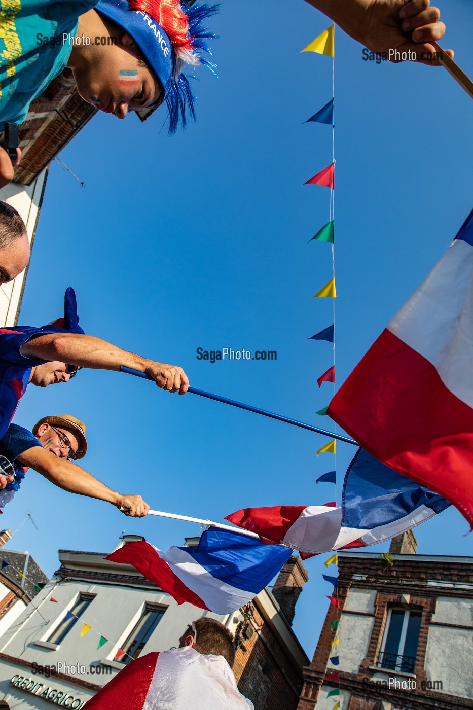 SCENE DE LIESSE EN VILLE, JOIE DU SUPPORTES APRES LA VICTOIRE DE L'EQUIPE DE FRANCE DE FOOTBALL EN FINALE DE LA COUPE DU MONDE, RUGLES, FRANCE, EUROPE 
