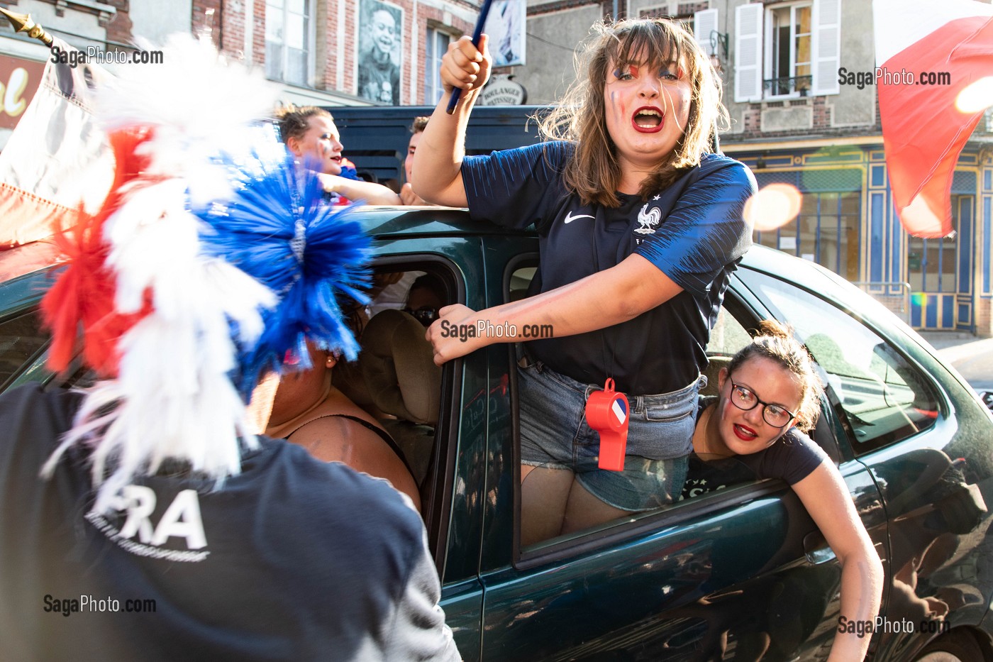 SCENE DE LIESSE EN VILLE, JOIE DU SUPPORTES APRES LA VICTOIRE DE L'EQUIPE DE FRANCE DE FOOTBALL EN FINALE DE LA COUPE DU MONDE, RUGLES, FRANCE, EUROPE 