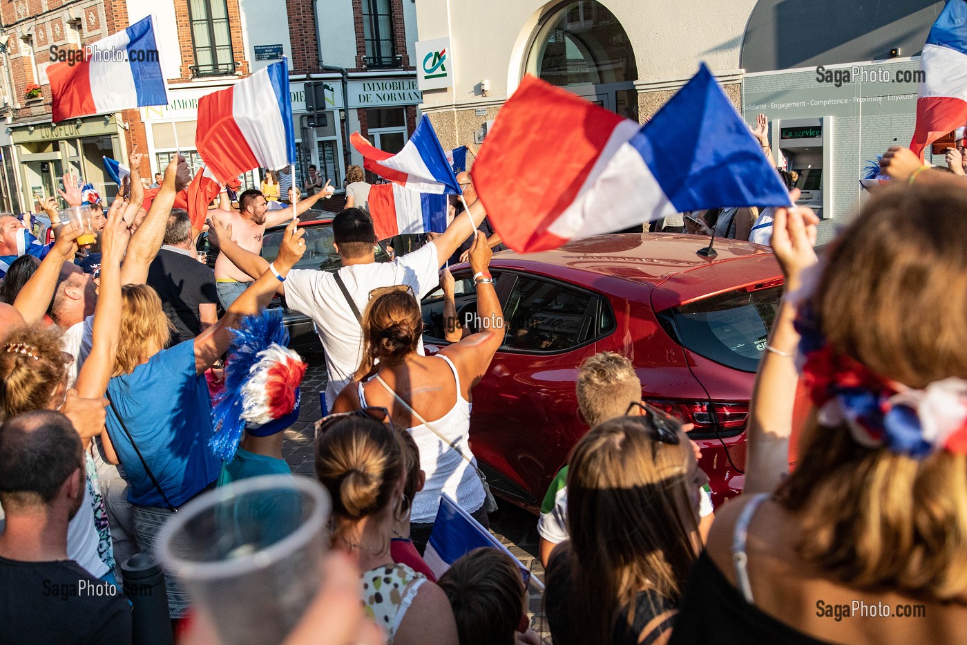 SCENE DE LIESSE EN VILLE, JOIE DU SUPPORTES APRES LA VICTOIRE DE L'EQUIPE DE FRANCE DE FOOTBALL EN FINALE DE LA COUPE DU MONDE, RUGLES, FRANCE, EUROPE 