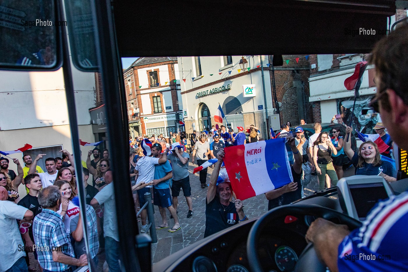 SCENE DE LIESSE EN VILLE, JOIE DU SUPPORTES APRES LA VICTOIRE DE L'EQUIPE DE FRANCE DE FOOTBALL EN FINALE DE LA COUPE DU MONDE, RUGLES, FRANCE, EUROPE 